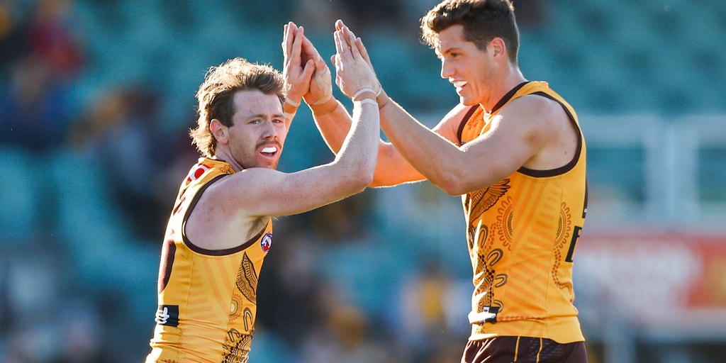 Footy Flashbacks: Hawks achieve 35-year best - Vimarsana News